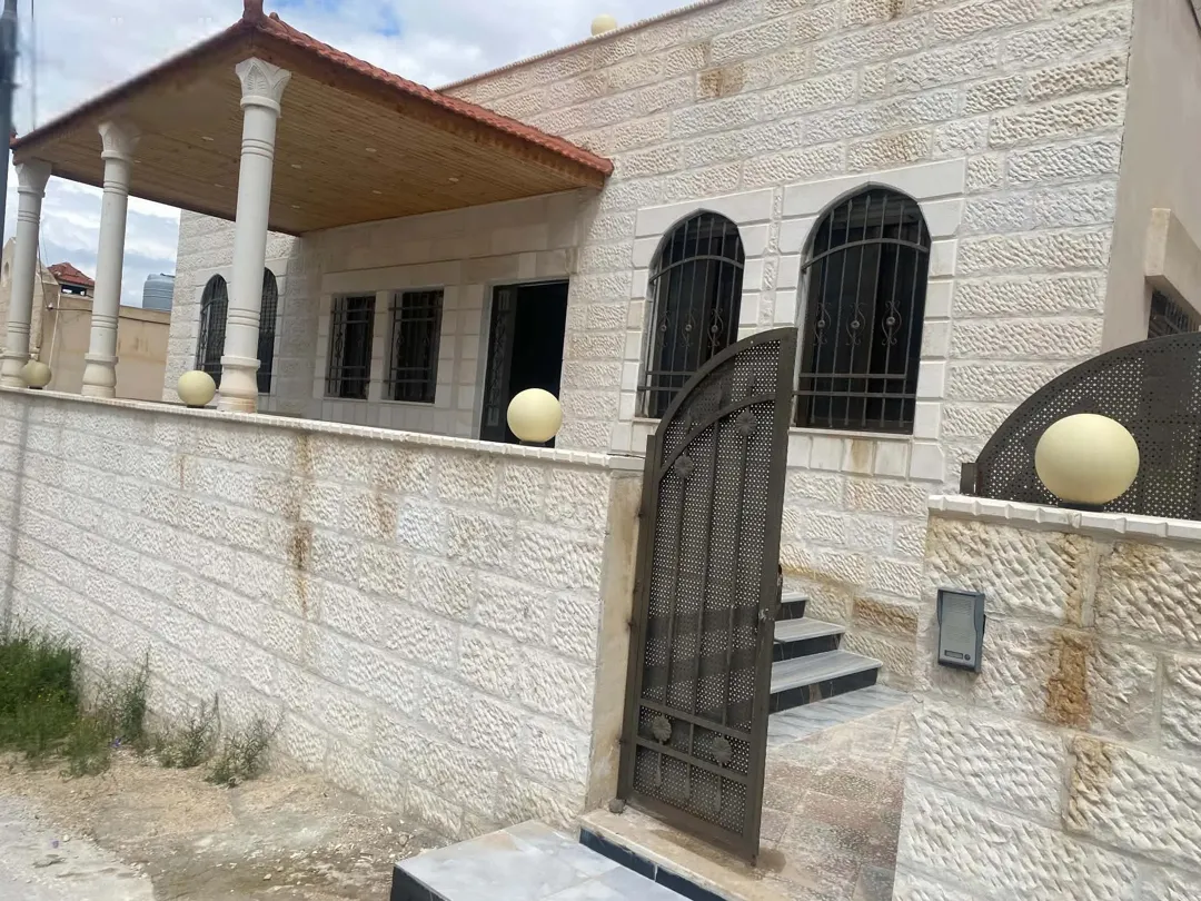 بيت مستقل للبيع شبه فيلا في ارقي مناطق الزرقاء الجديدة (البتراوي) خلف شارع الكرامة (الوينك)مقابل wow