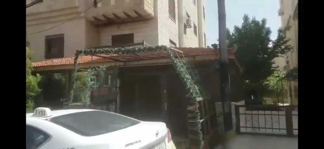 شقه ارضيه عالشارع مباشره للبيع في ام زويتينه الجبيهه