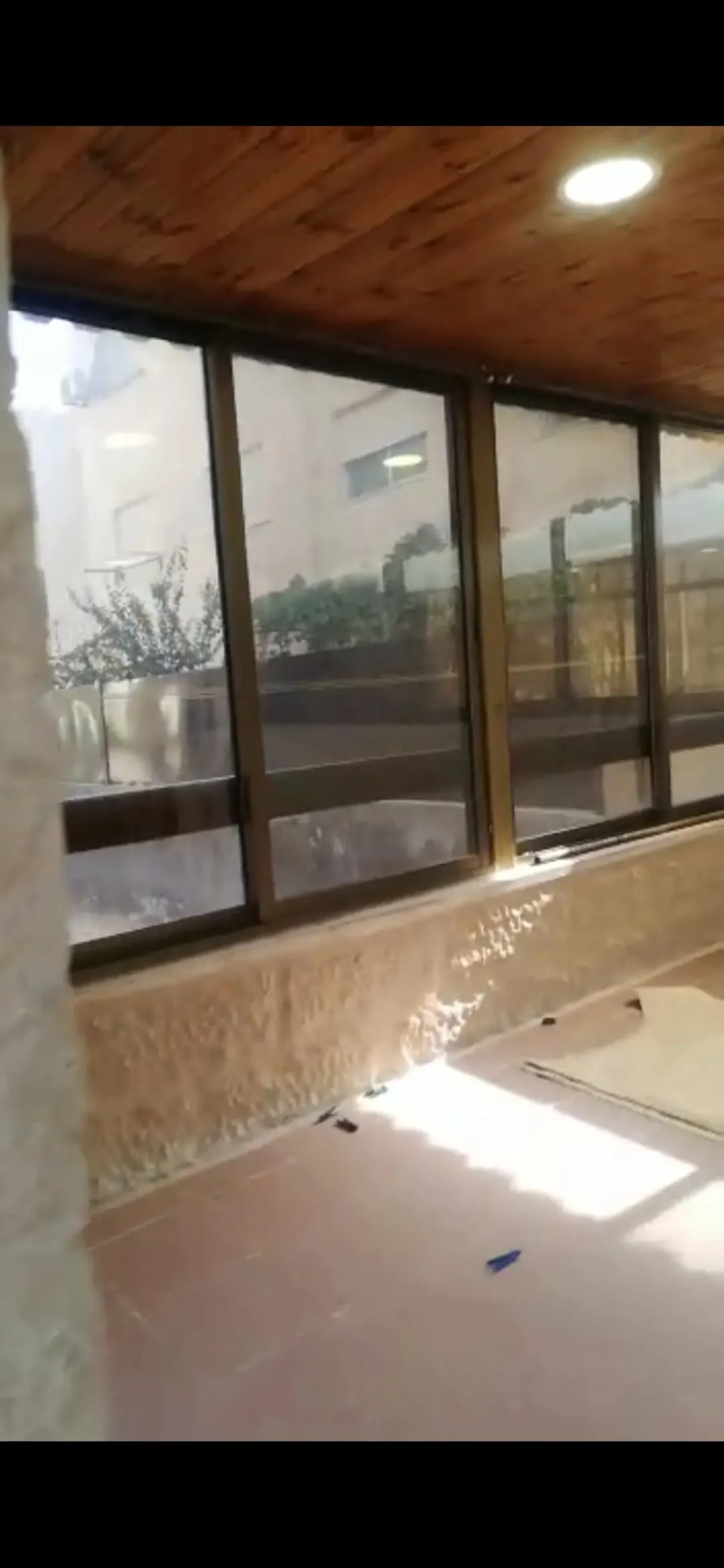 شقه ارضيه عالشارع مباشره للبيع في ام زويتينه الجبيهه