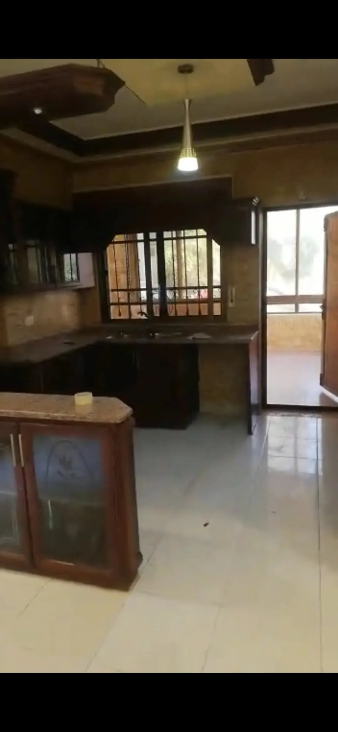 شقه ارضيه عالشارع مباشره للبيع في ام زويتينه الجبيهه
