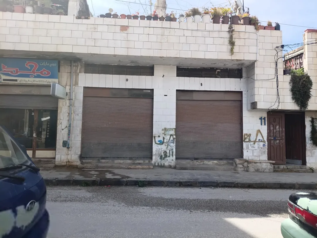 بيت عدد2طابق اول وثاني مع حديقه وثلاث مخازن تجاريه حجر على الشارع الرئيسي
