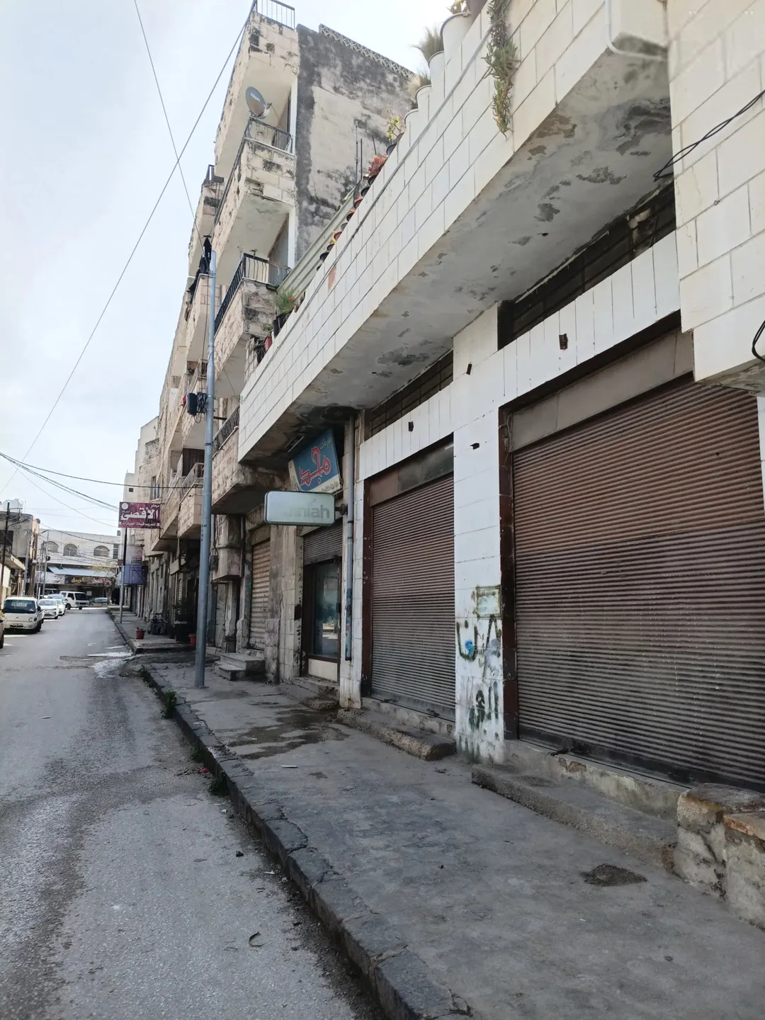 بيت عدد2طابق اول وثاني مع حديقه وثلاث مخازن تجاريه حجر على الشارع الرئيسي