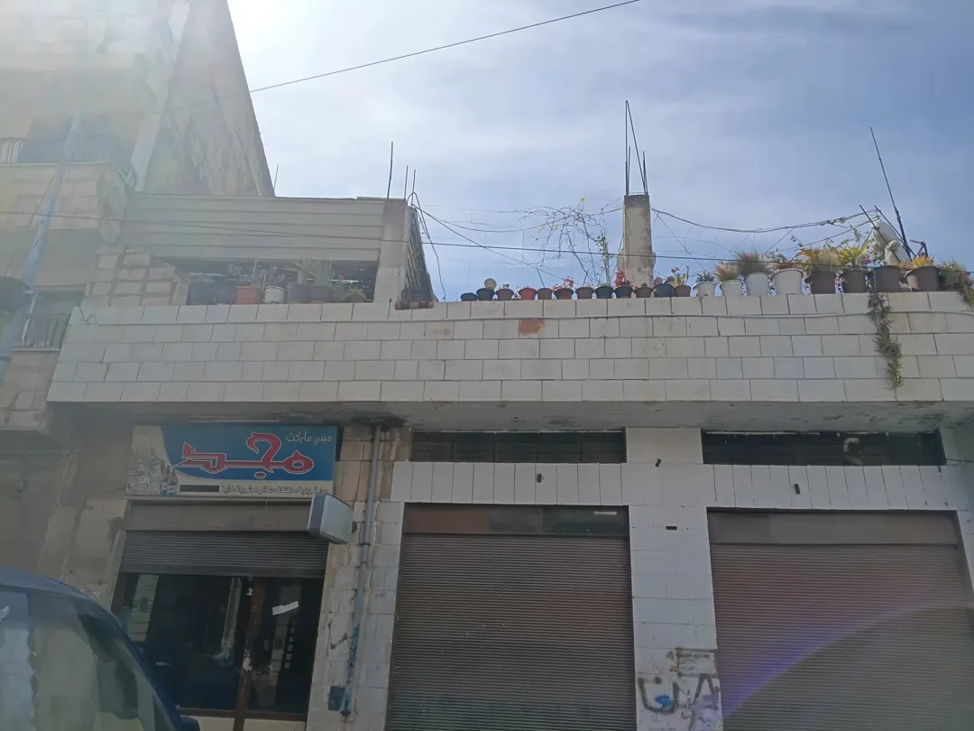 بيت عدد2طابق اول وثاني مع حديقه وثلاث مخازن تجاريه حجر على الشارع الرئيسي