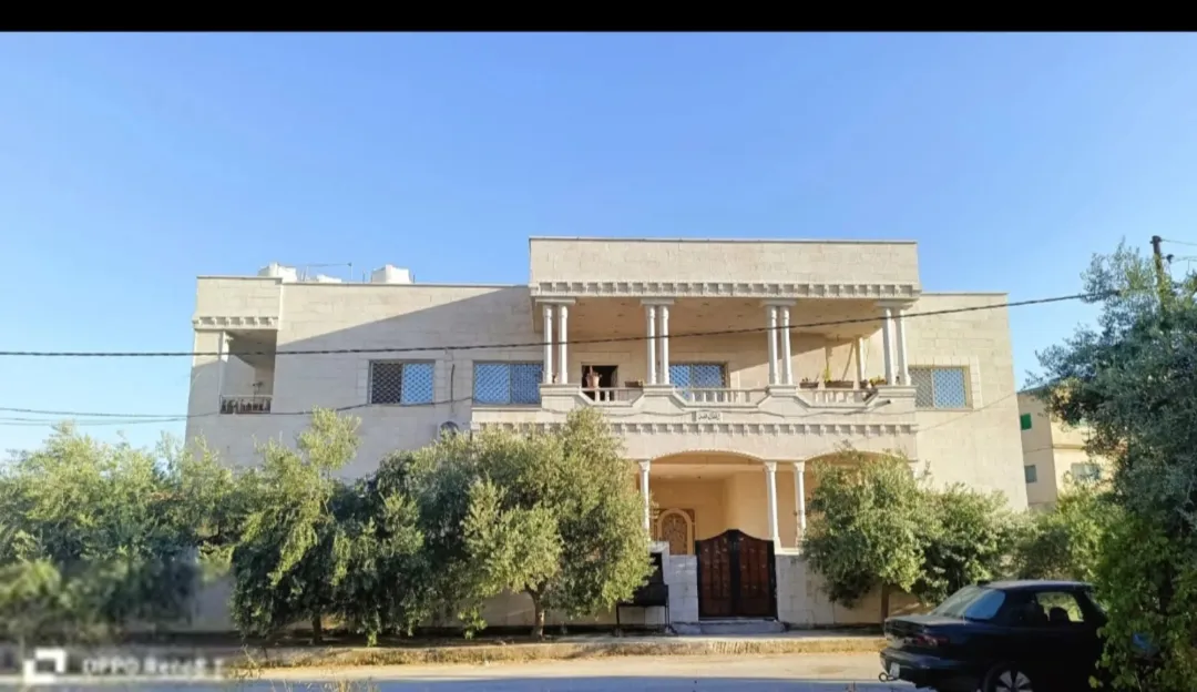 منزل حجري واسع للبيع في إربد – شارع القدس