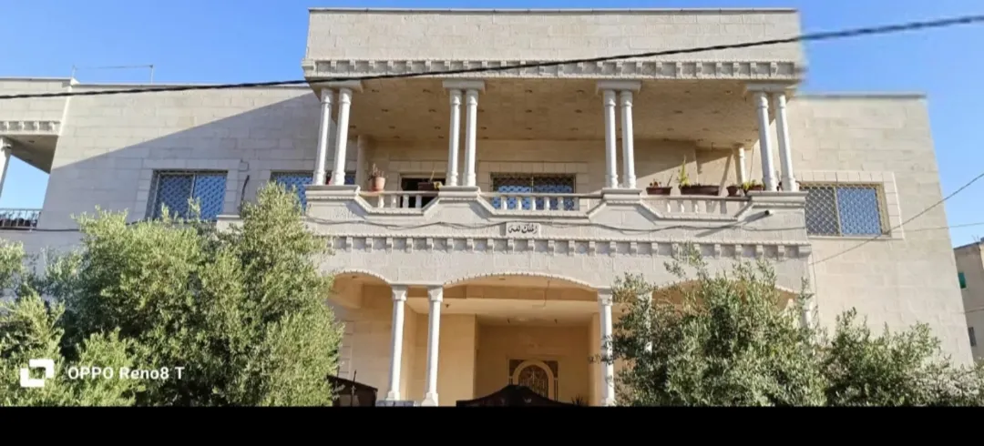منزل حجري واسع للبيع في إربد – شارع القدس