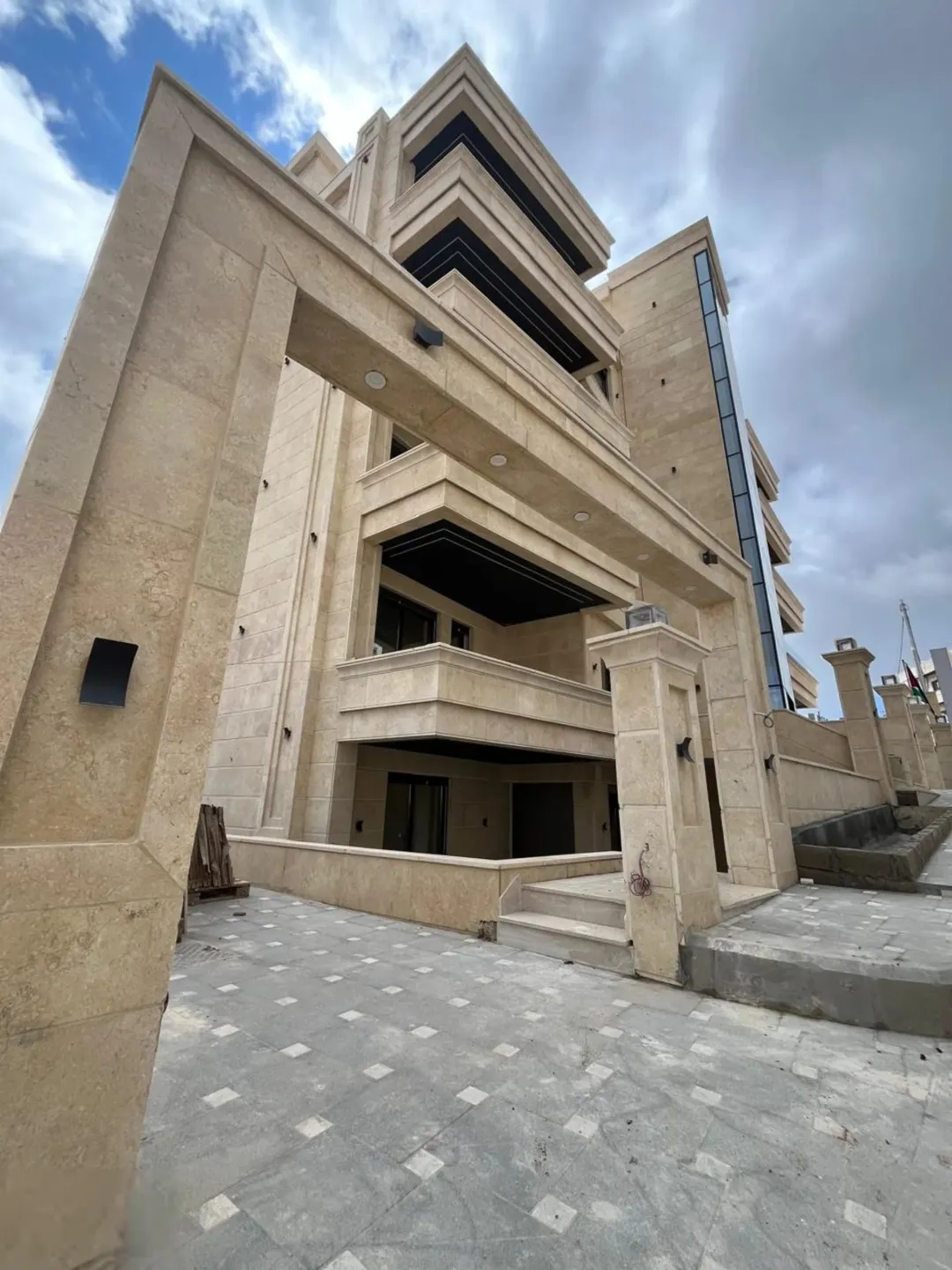 شقة للبيع بتشطيب فندقي في ضاحية النخيل باطلالة رائعة