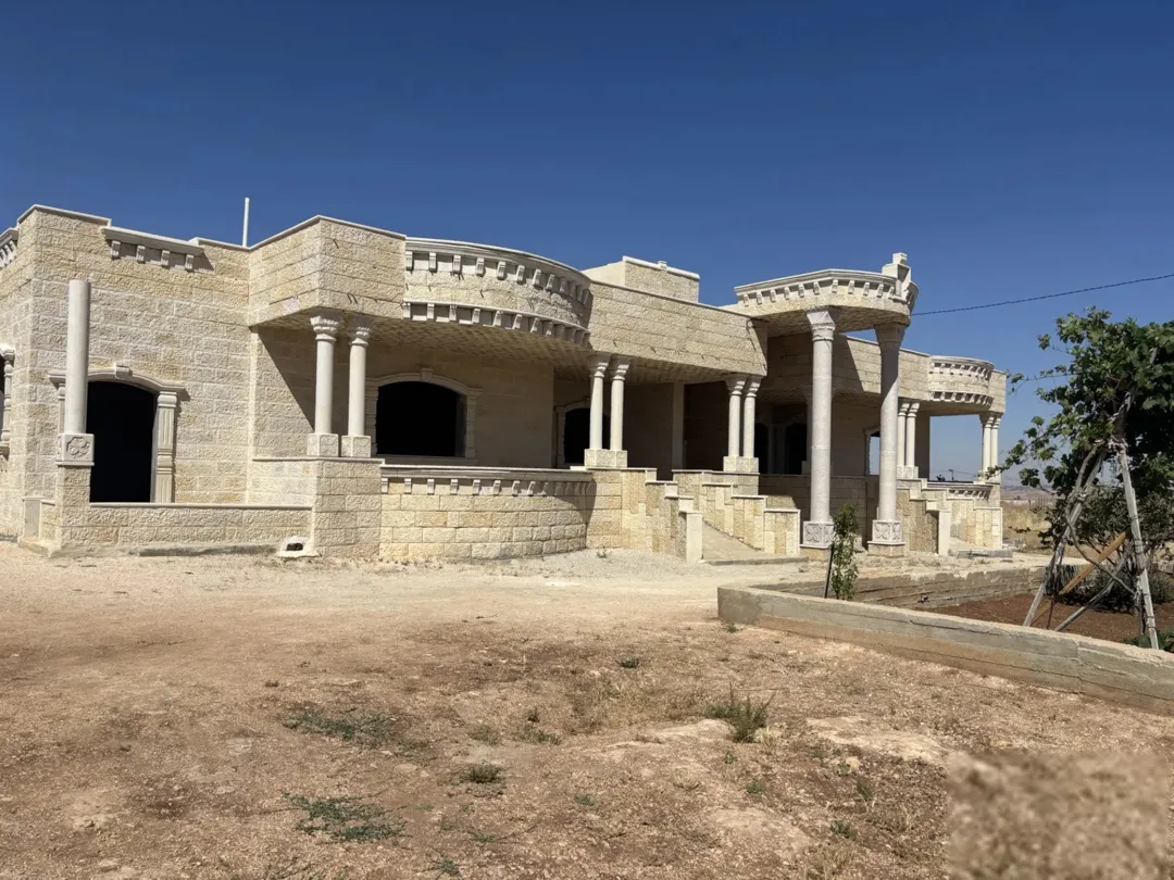 فيلا فاخرة للبيع في النعيمة – إربد