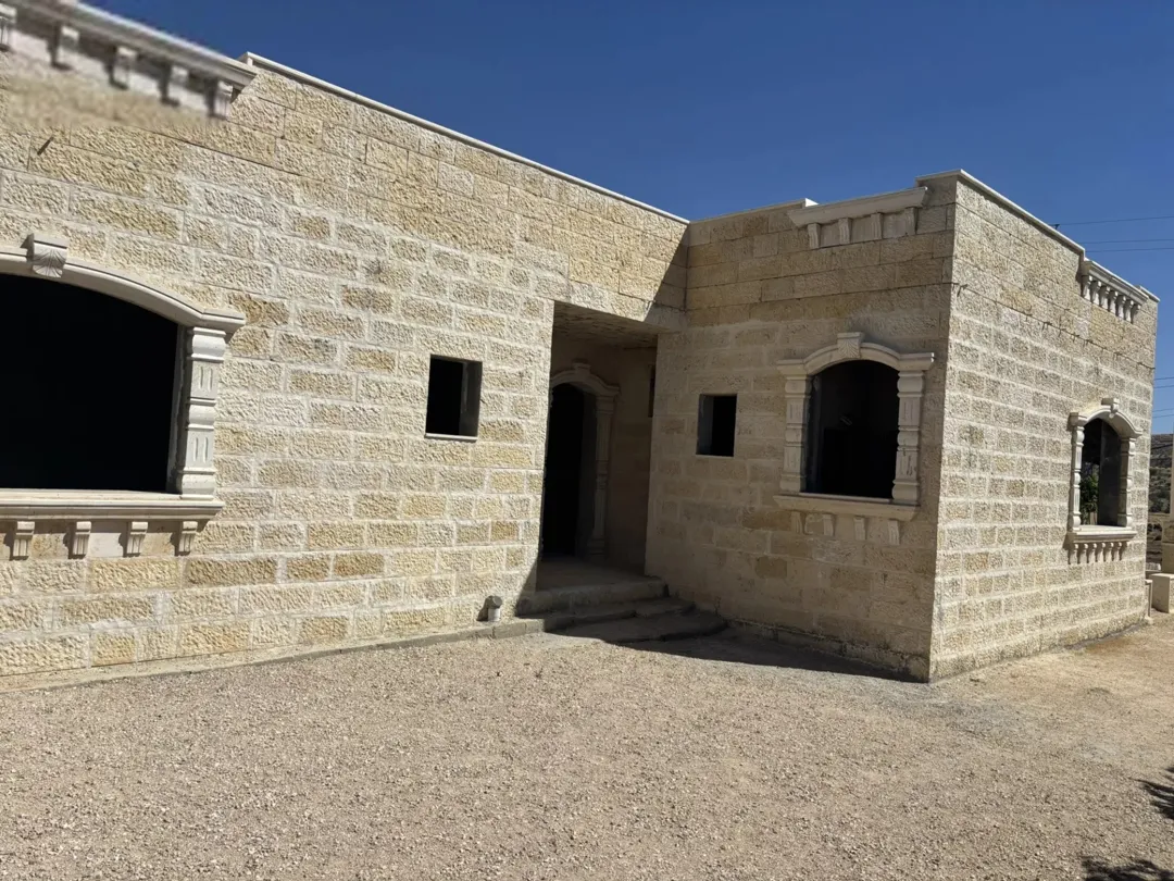 فيلا فاخرة للبيع في النعيمة – إربد
