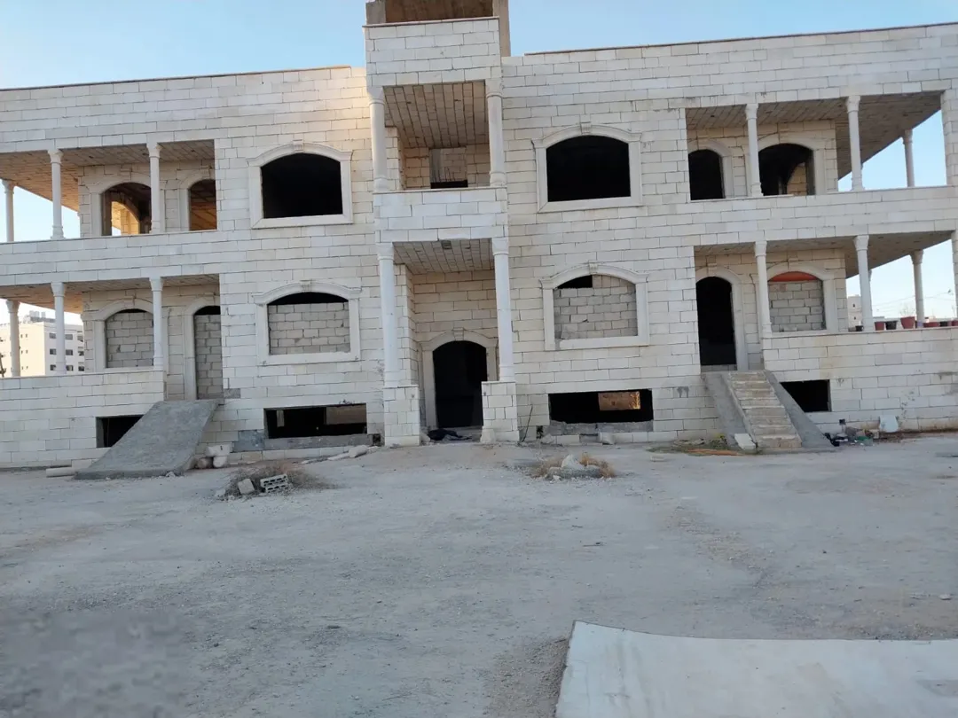 منزل واسع مع أرض كبيرة للبيع في خربة السوق – عمان