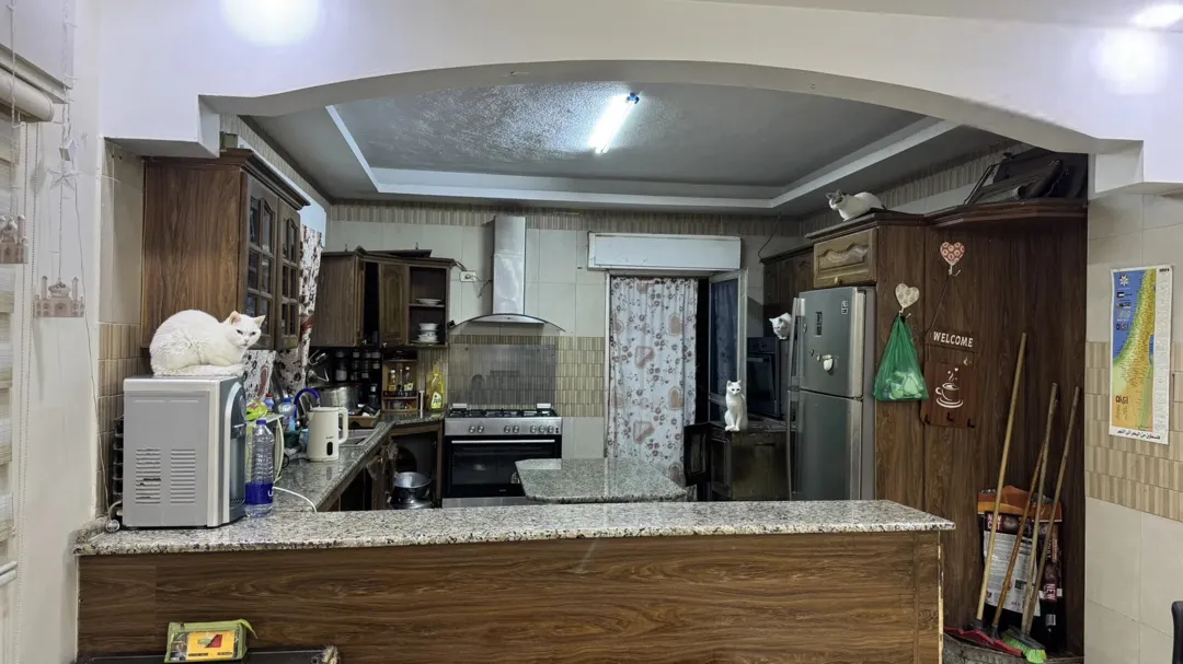 شقة مميزة مع روف للبيع في ضاحية الياسمين – حي الأطباء والمهندسين