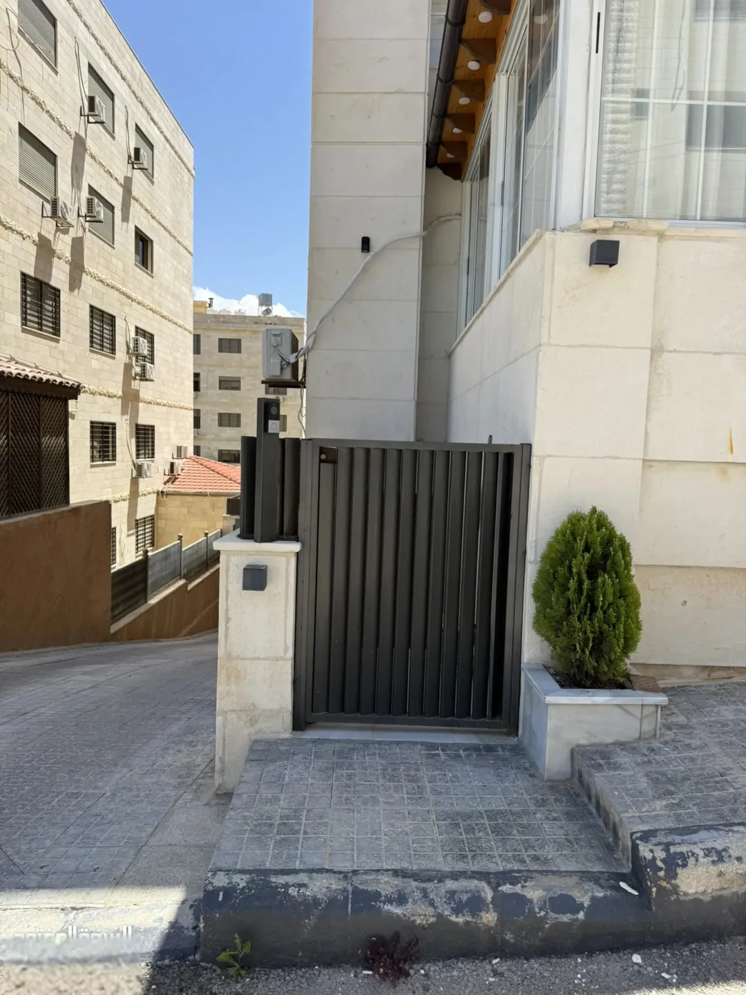 شقة شبه ارضية مع حديقة جديدة للبيع بسعر مميز