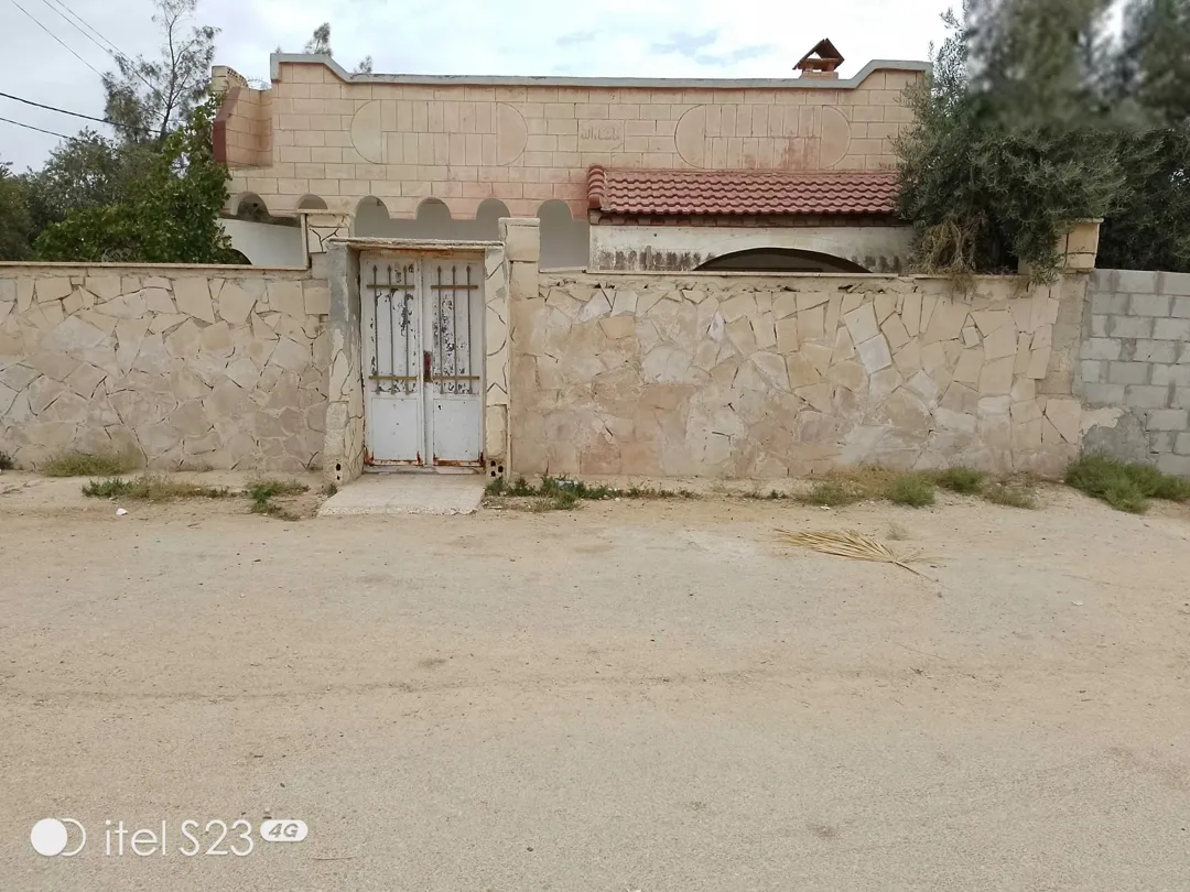 المفرق الخالديه حي المبروكه يبعد عن الشارع الرئيسي 7دقائق مشي مساحة الارض 285م مساحة البنا 150م