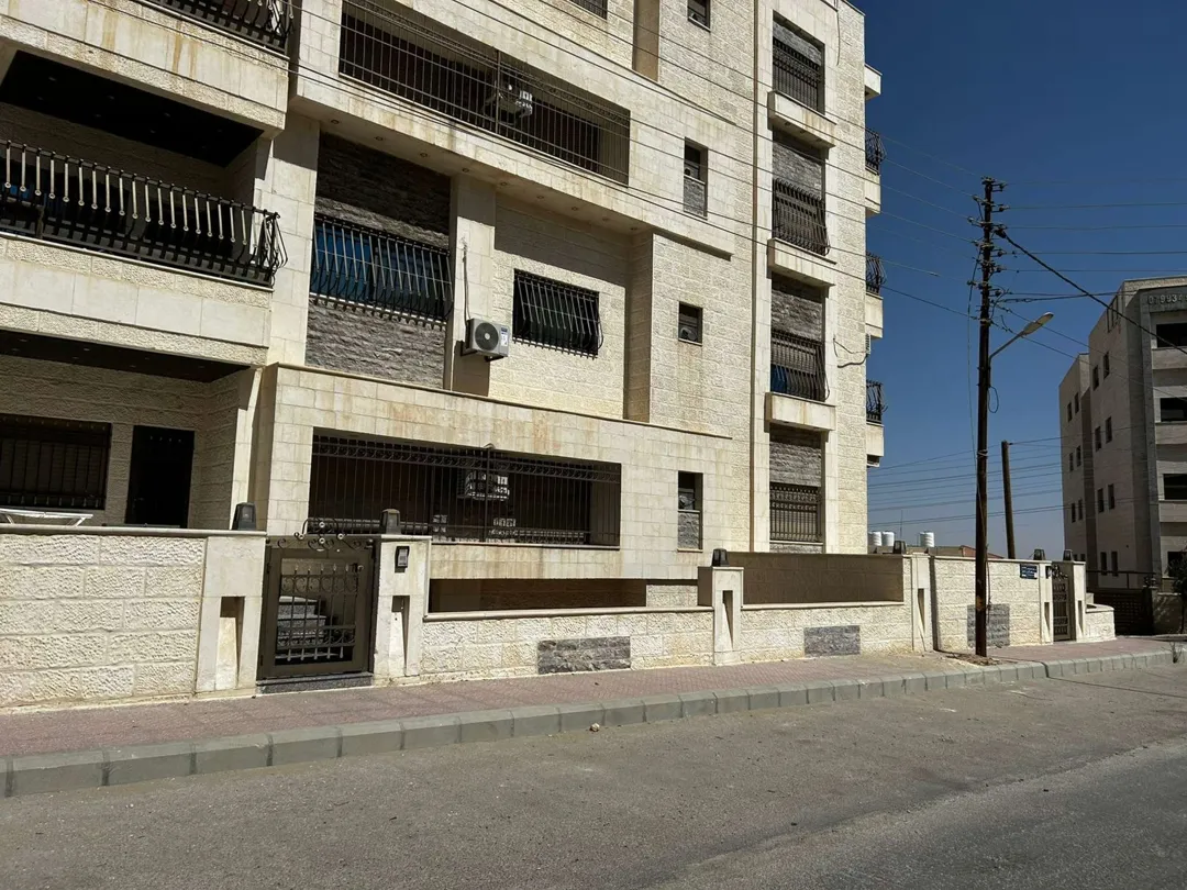 شقة أرضية فخمة للإيجار أو البيع بالقرب من دوار الأكاديمية البحرية – عمان الاردن | ID 588757