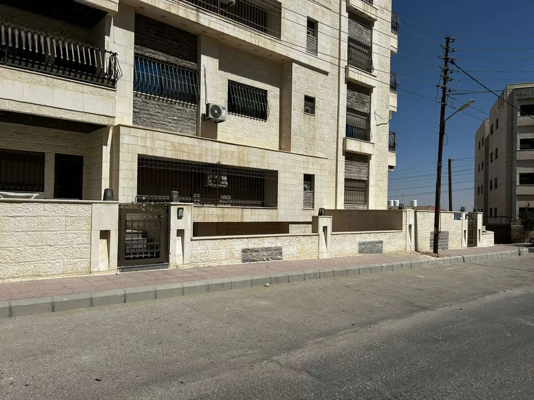 شقة أرضية فخمة للإيجار أو البيع بالقرب من دوار الأكاديمية البحرية – عمان الاردن | ID 588757