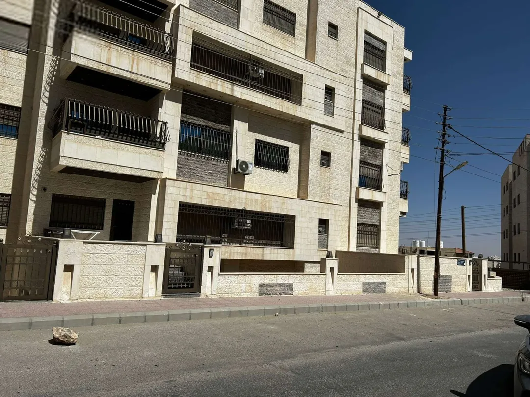 شقة أرضية فخمة للإيجار أو البيع بالقرب من دوار الأكاديمية البحرية – عمان الاردن | ID 588757