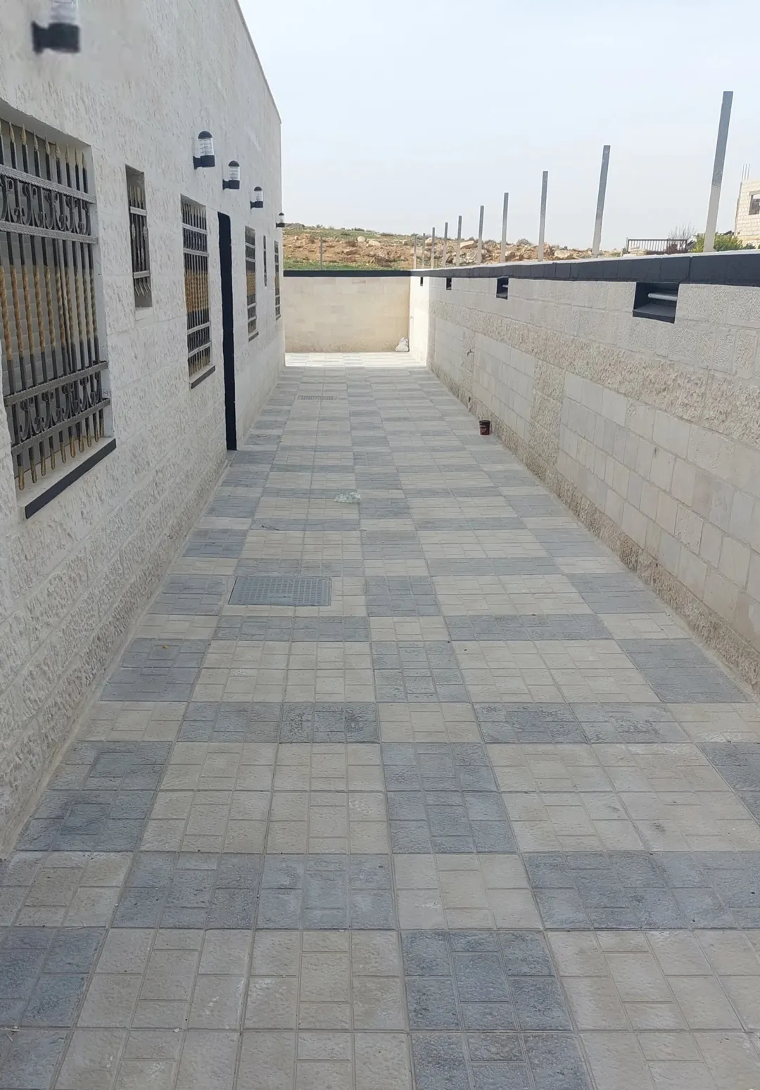 عقار فيلا بيت مستقل مع الارض عبارة عن شقتين جديد لم يسكن