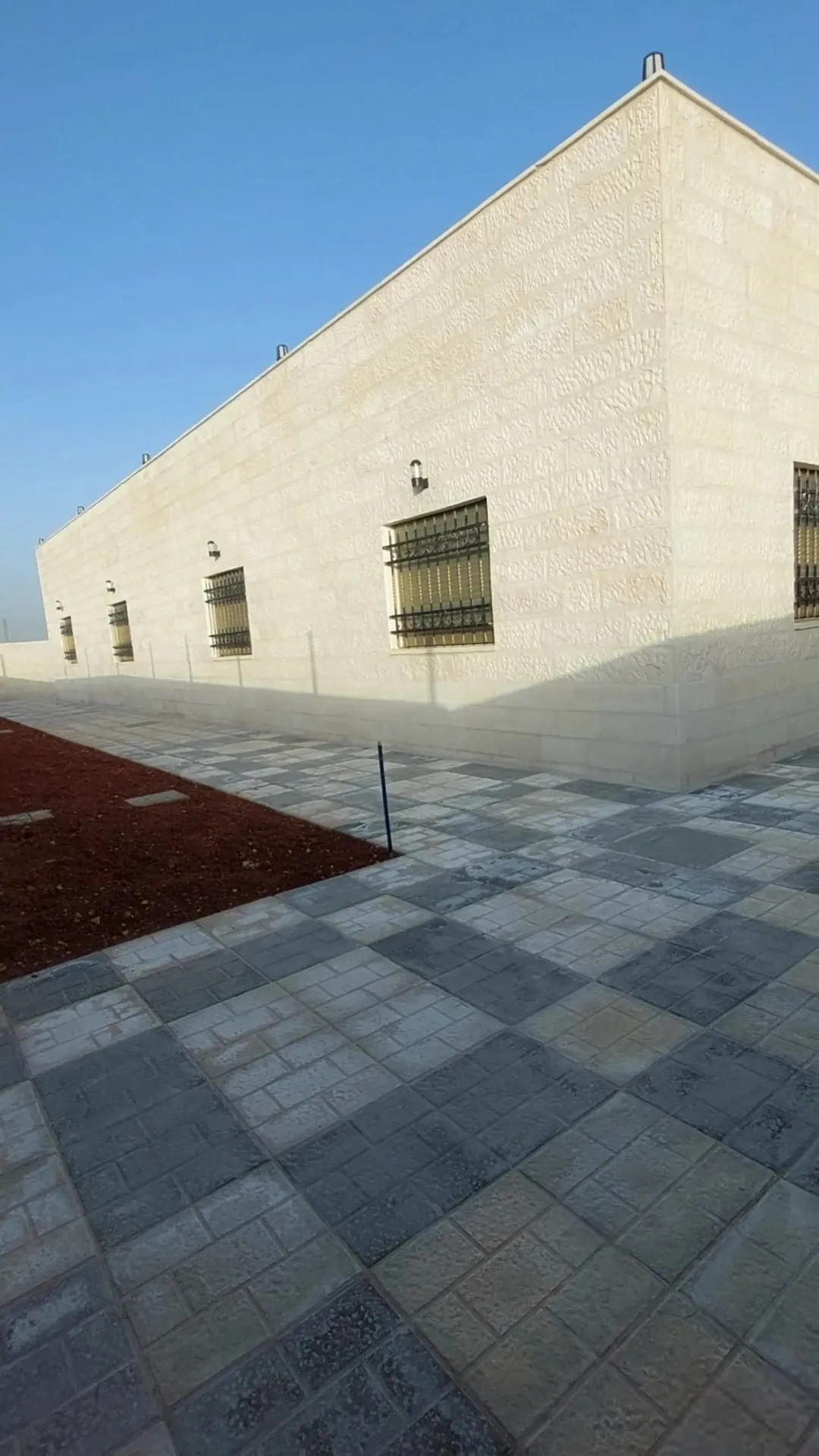 عقار فيلا بيت مستقل مع الارض عبارة عن شقتين جديد لم يسكن