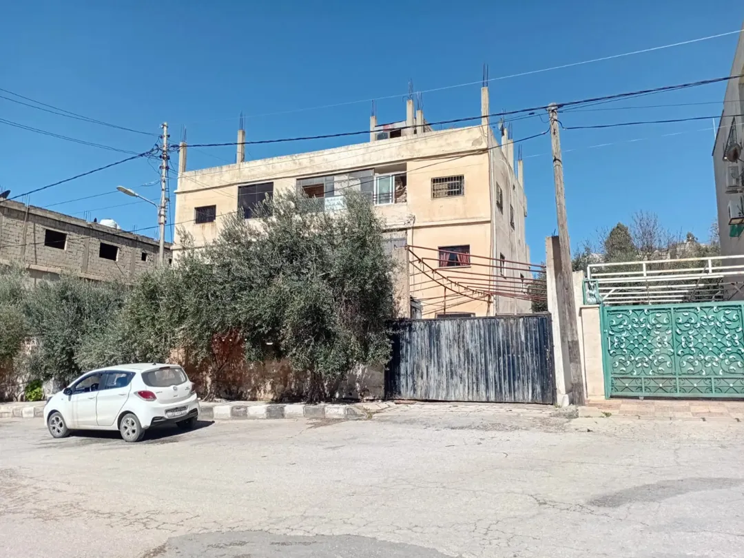 عمارة سكنية متميزة مكونة من ثلاثة طوابق في منطقة أم عبهره