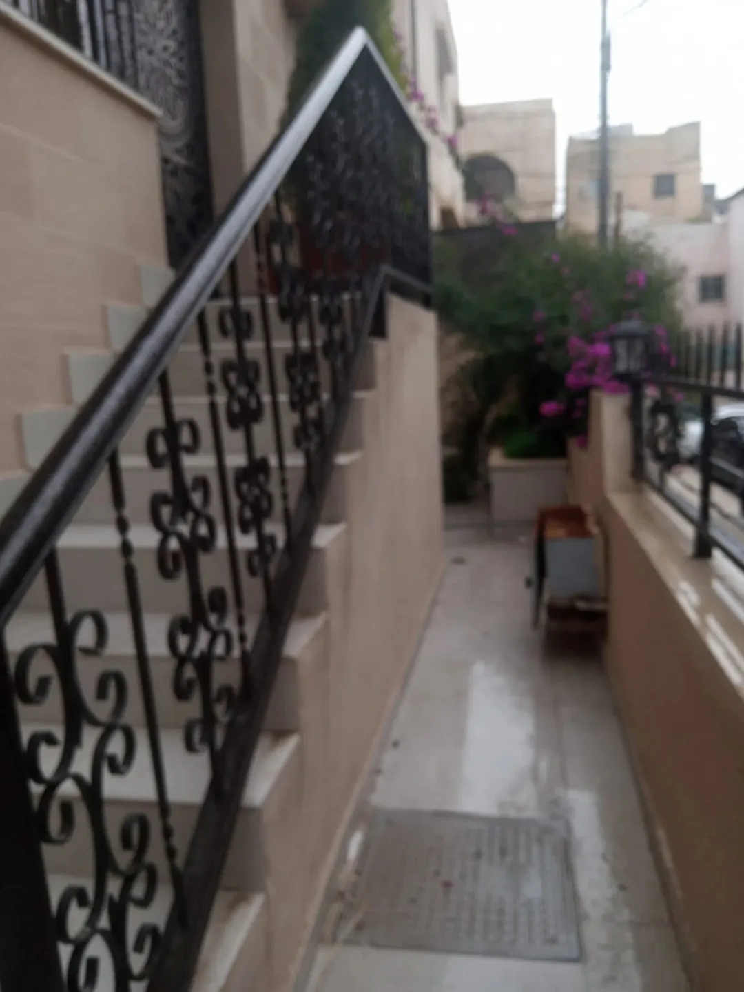 بيت مستقل عمان ام نواره مسطح الأرض 266 مسطح البناء 175 عمر البناء 25سنه السعر المطلوب 60الف واتس