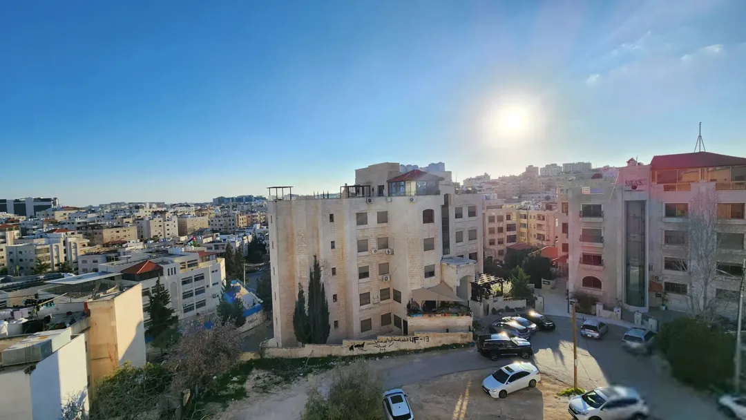 شقة غربية طابق ثالث في خلدا منطقة هادئة و حيوية قريبة من الخدمات