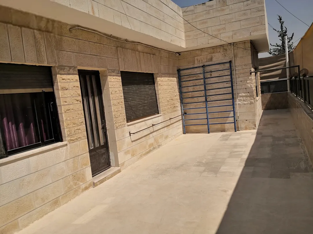 شقة طابقية ديلوكس مع ترسات واسعة للبيع (روف طابقي)جبل الحسين مباشرة 303 متر مربع بالكوشان