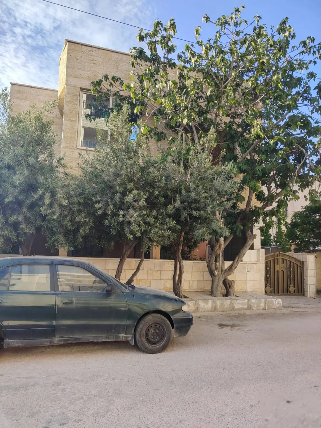 بيت مستقل مكون من طابقين