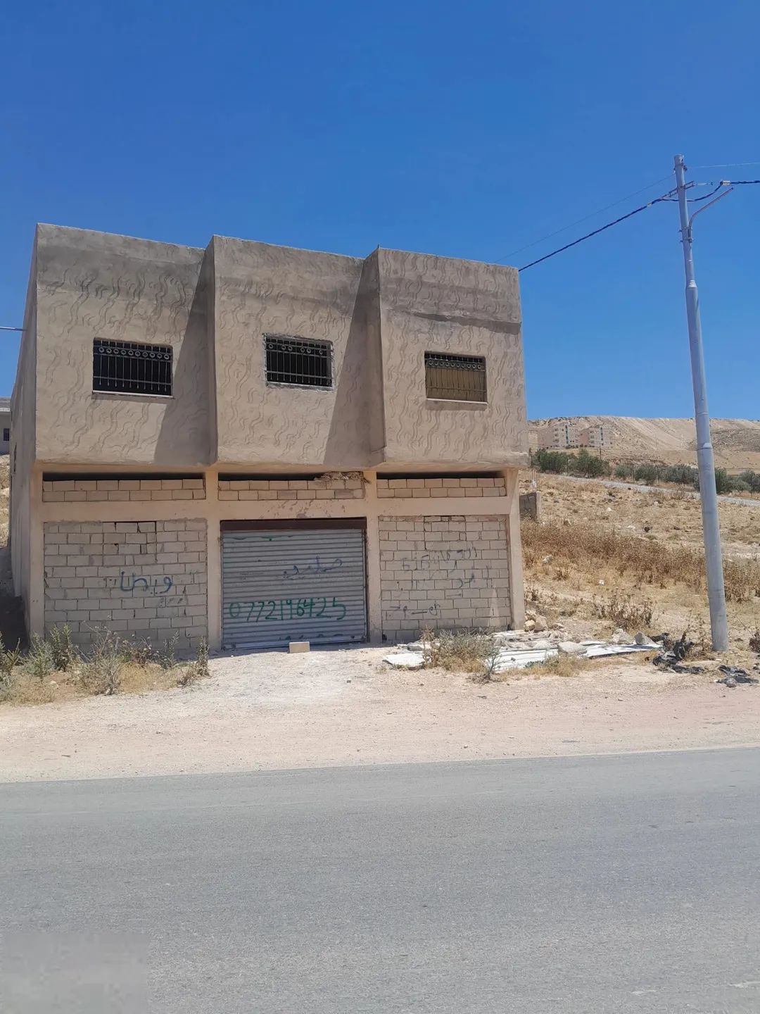 عمارة سكنية مع مخازن واسعة للبيع في أبو نصير – السلط