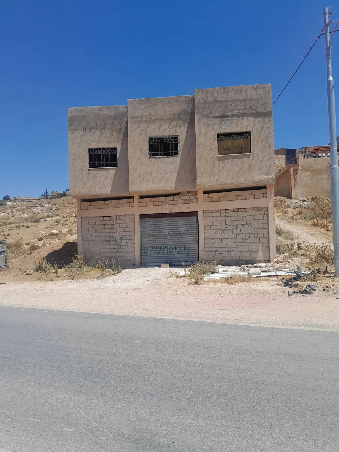 عمارة سكنية مع مخازن واسعة للبيع في أبو نصير – السلط