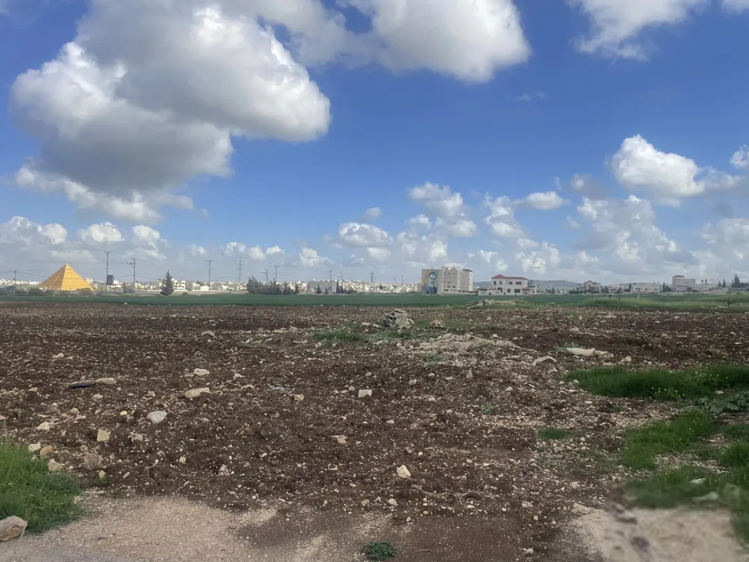 قطعة استثمارية طريق الحصن مقابل الهرم