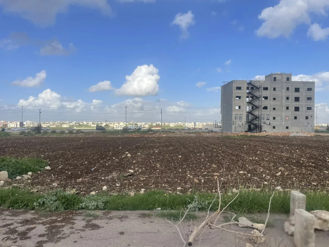 قطعة استثمارية طريق الحصن مقابل الهرم