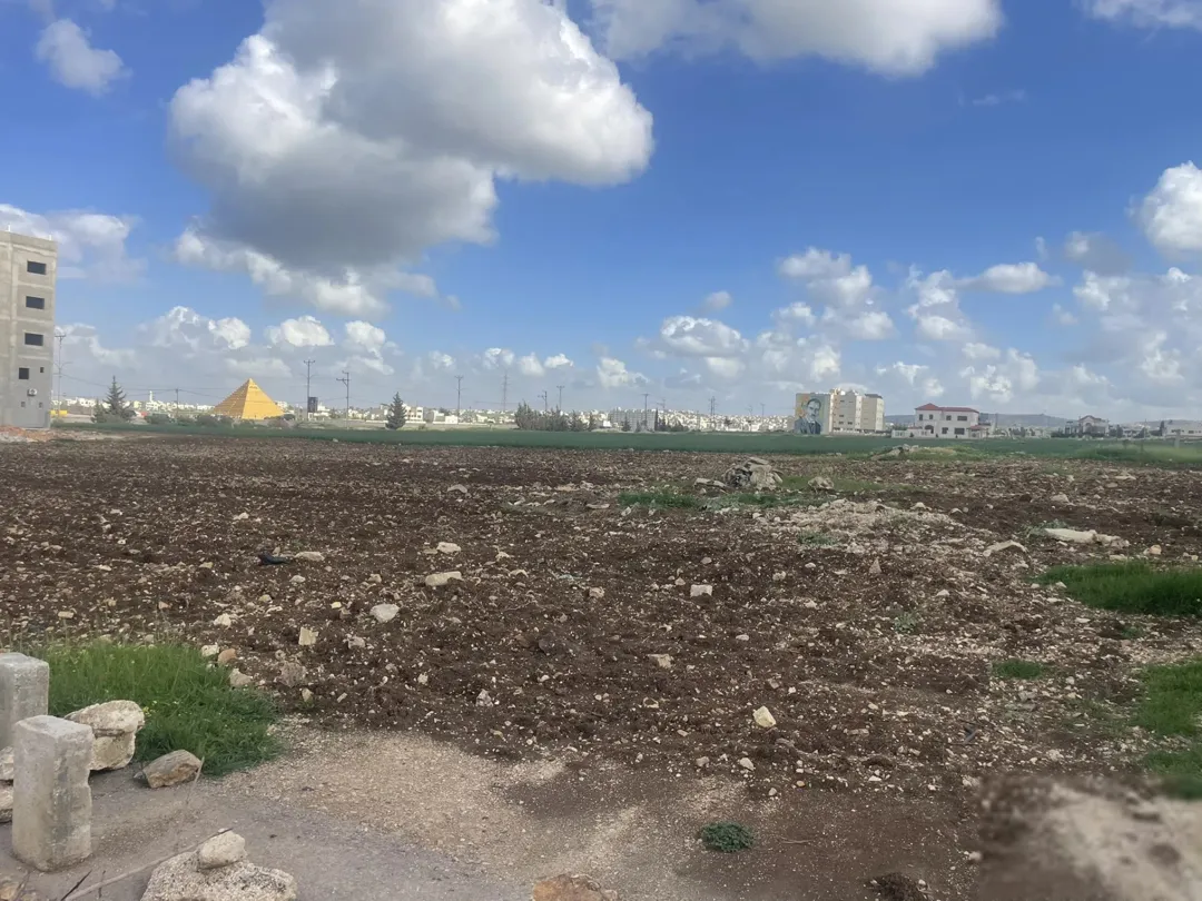 قطعة استثمارية طريق الحصن مقابل الهرم