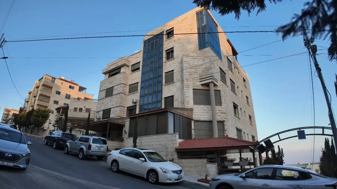 شقة طابقية فاخرة بمواصفات فيلا فرصة استثمارية