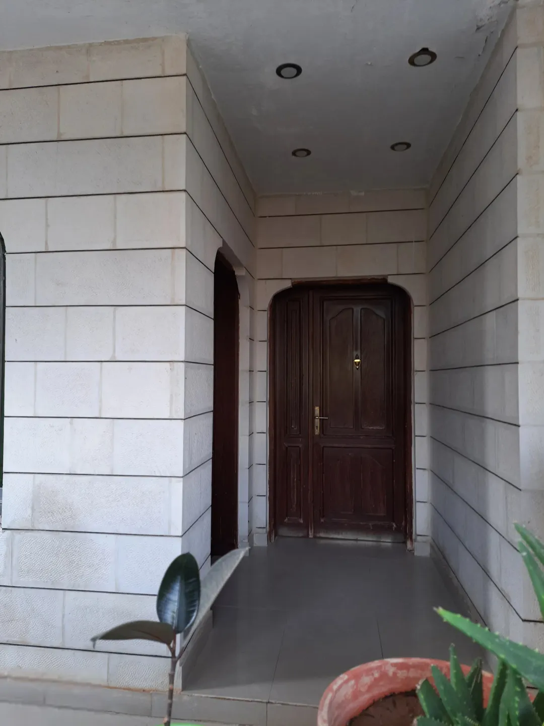 منزل مستقل 300 متر مربع على أرض مساحة 782 متر مربع بقوشان مستقل باسم المالك للبيع مباشرة.
