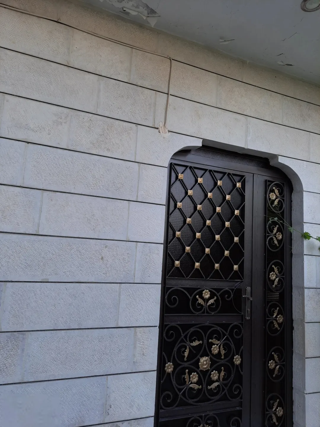 منزل مستقل 300 متر مربع على أرض مساحة 782 متر مربع بقوشان مستقل باسم المالك للبيع مباشرة.
