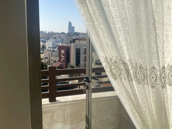 شقة سوبر ديلوكس مفروشة للإيجار في الشميساني موقع متميز – عمان الاردن