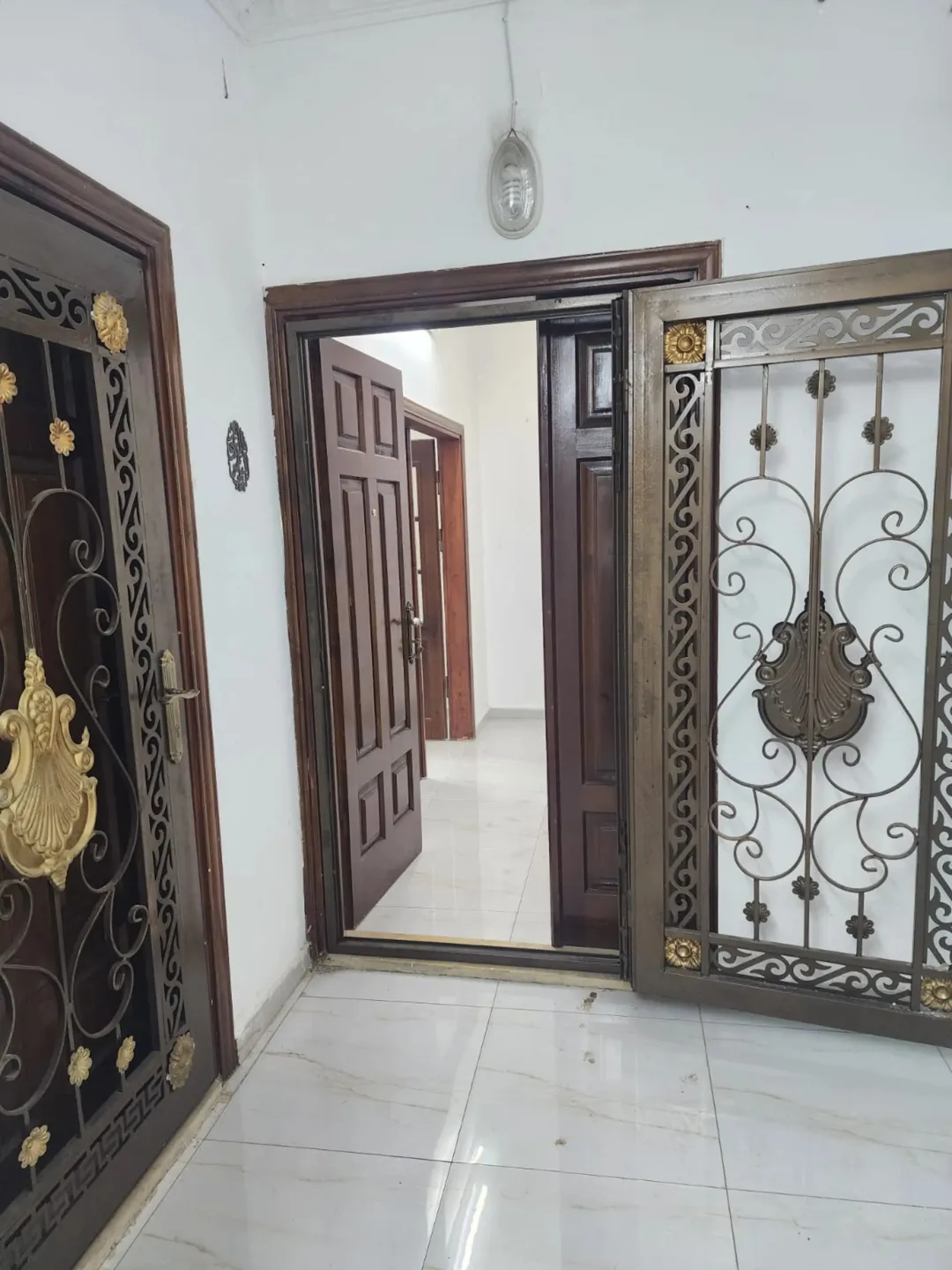 شقة واسعة للبيع في إربد – شارع الحصن