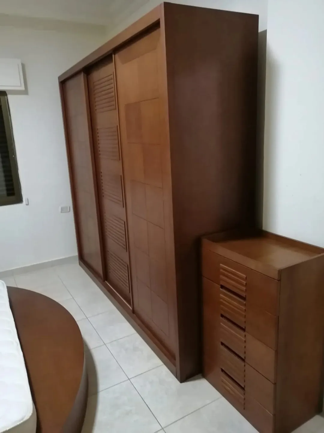 شقة أرضية مفروشة مودرن مع تراس وحديقة للإيجار في دير غبار