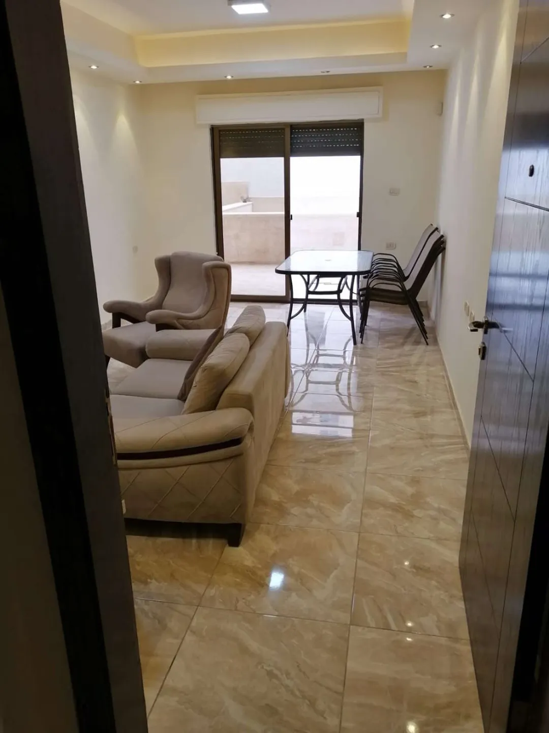 شقة أرضية فاخرة 130 مترًا في دير غبار بتراس 125 مترًا ومفروشة بالكامل – عمان الاردن | ID 590161