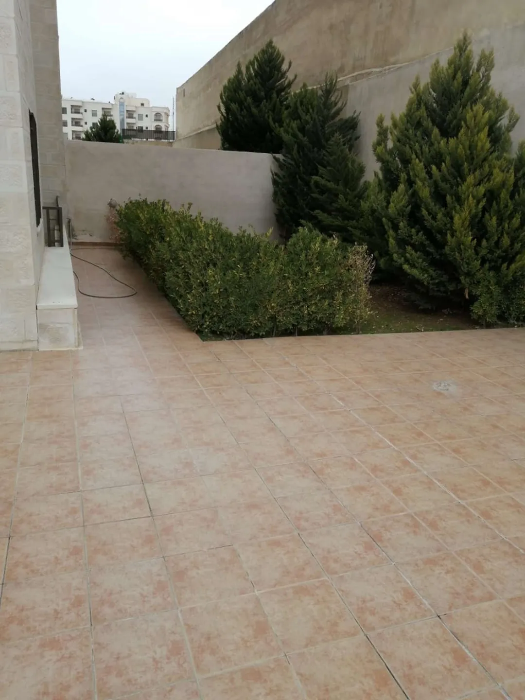 شقة أرضية فاخرة 130 مترًا في دير غبار بتراس 125 مترًا ومفروشة بالكامل – عمان الاردن | ID 590161