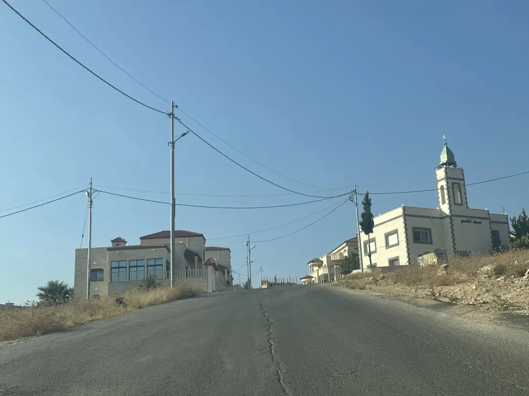 قطعة ارض أطلالة رائعة على حد شفا بدران منطقة ( بيرين ) على اعلى اطلاله مطله على عمان