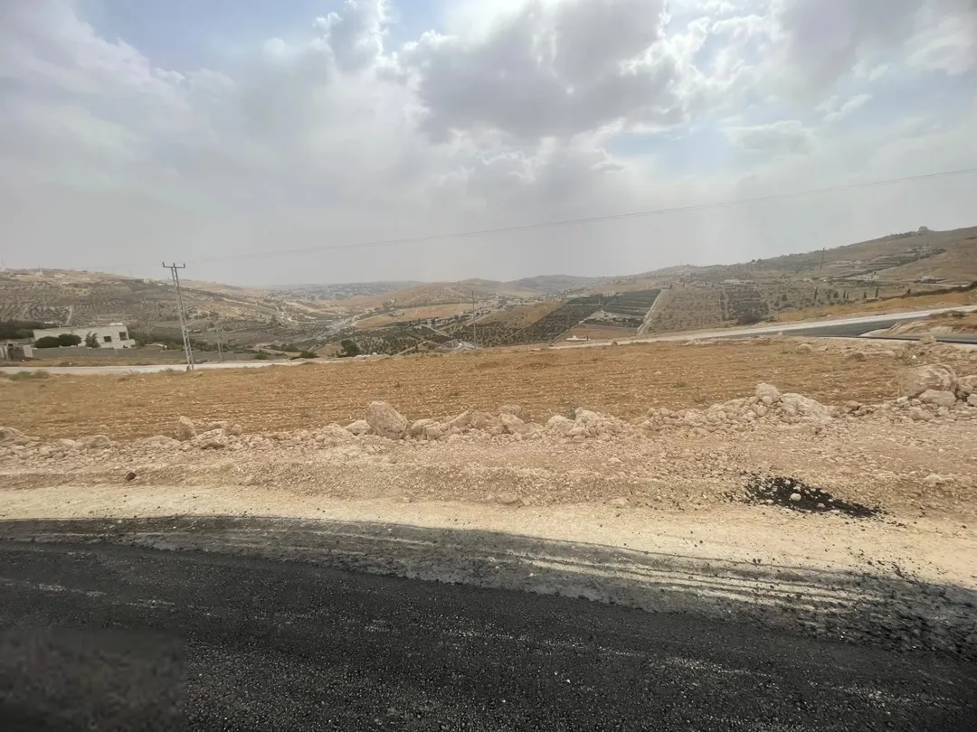 قطعة ارض أطلالة رائعة على حد شفا بدران منطقة ( بيرين ) على اعلى اطلاله مطله على عمان