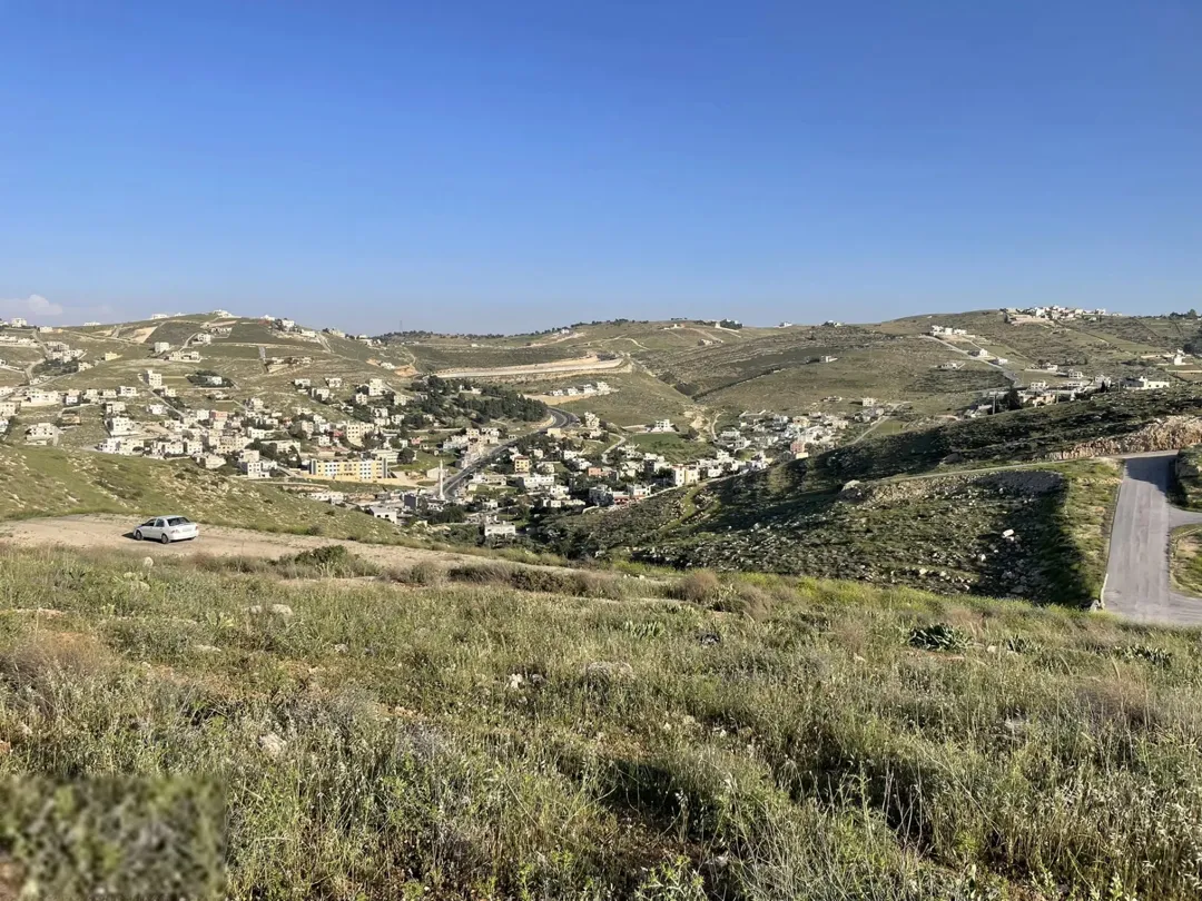 قطعة ارض أطلالة رائعة على حد شفا بدران منطقة ( بيرين ) على اعلى اطلاله مطله على عمان