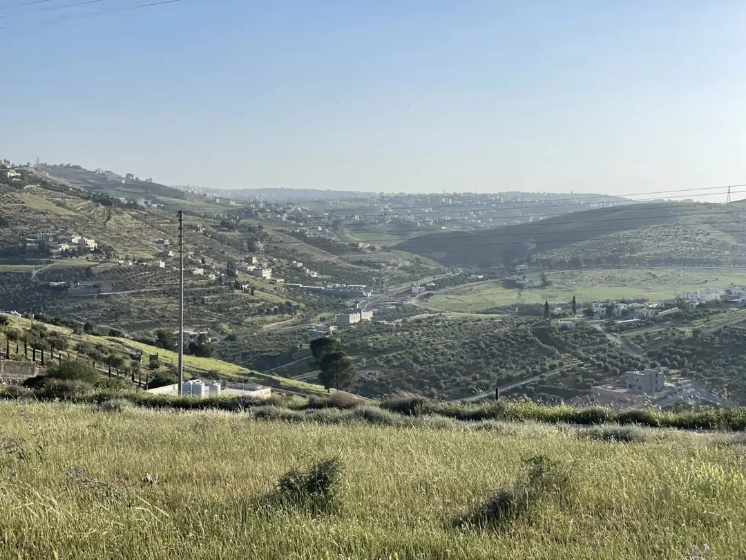 قطعة ارض أطلالة رائعة على حد شفا بدران منطقة ( بيرين ) على اعلى اطلاله مطله على عمان