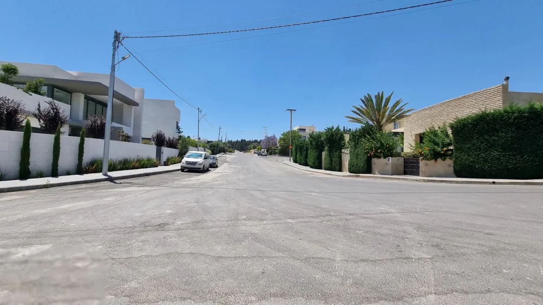 أرض سكنية مميزة للبيع في منطقة الحمر – عمان