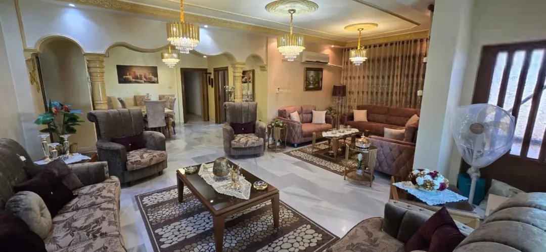 شقة فاخرة للبيع مساحة 200 متر مربع طابق ثالث
