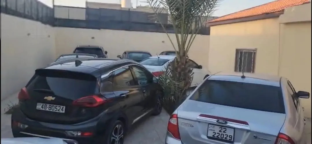 شاليه للبيع على 4 وحدات بمساحة 880 متر بالشونة الجنوبية – الجوفة للمبادلة بشقتين بعمان