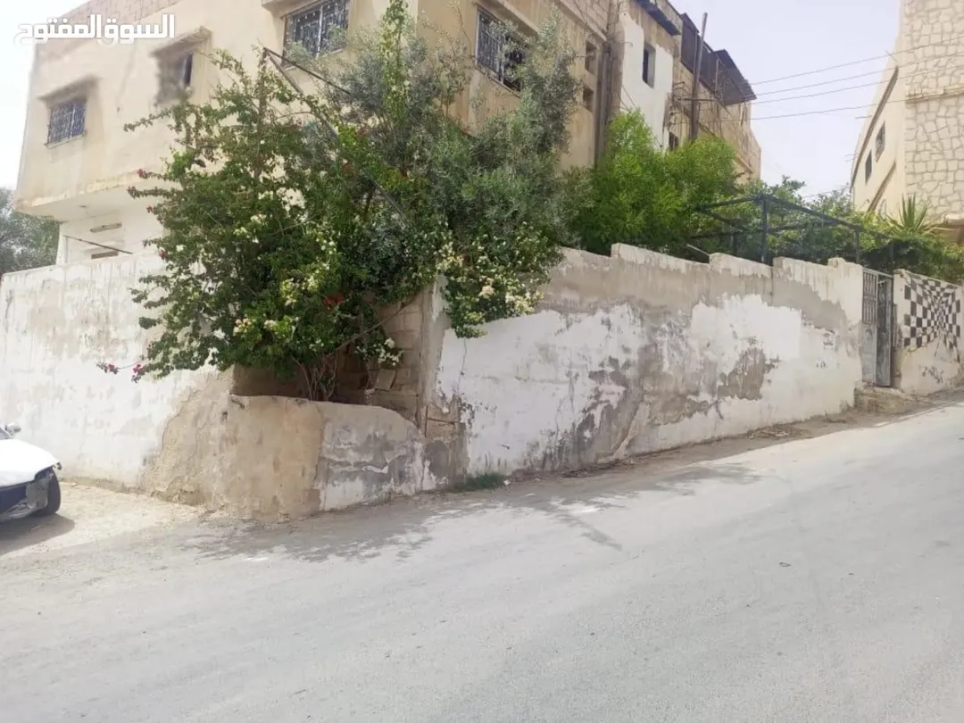 عمارة سكنية تضم 6 شقق للبيع في الزرقاء