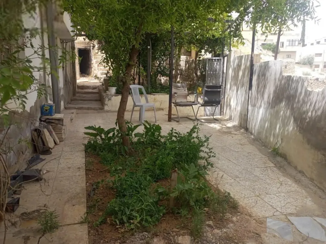 عمارة سكنية تضم 6 شقق للبيع في الزرقاء
