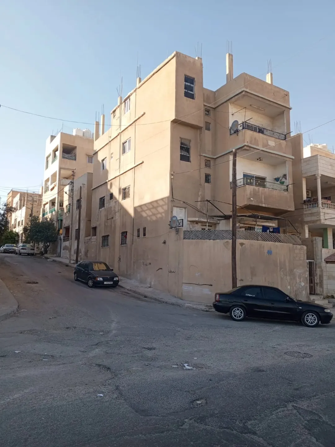 عمارة للبيع في الزرقاء – موقع استراتيجي على الأوتوستراد