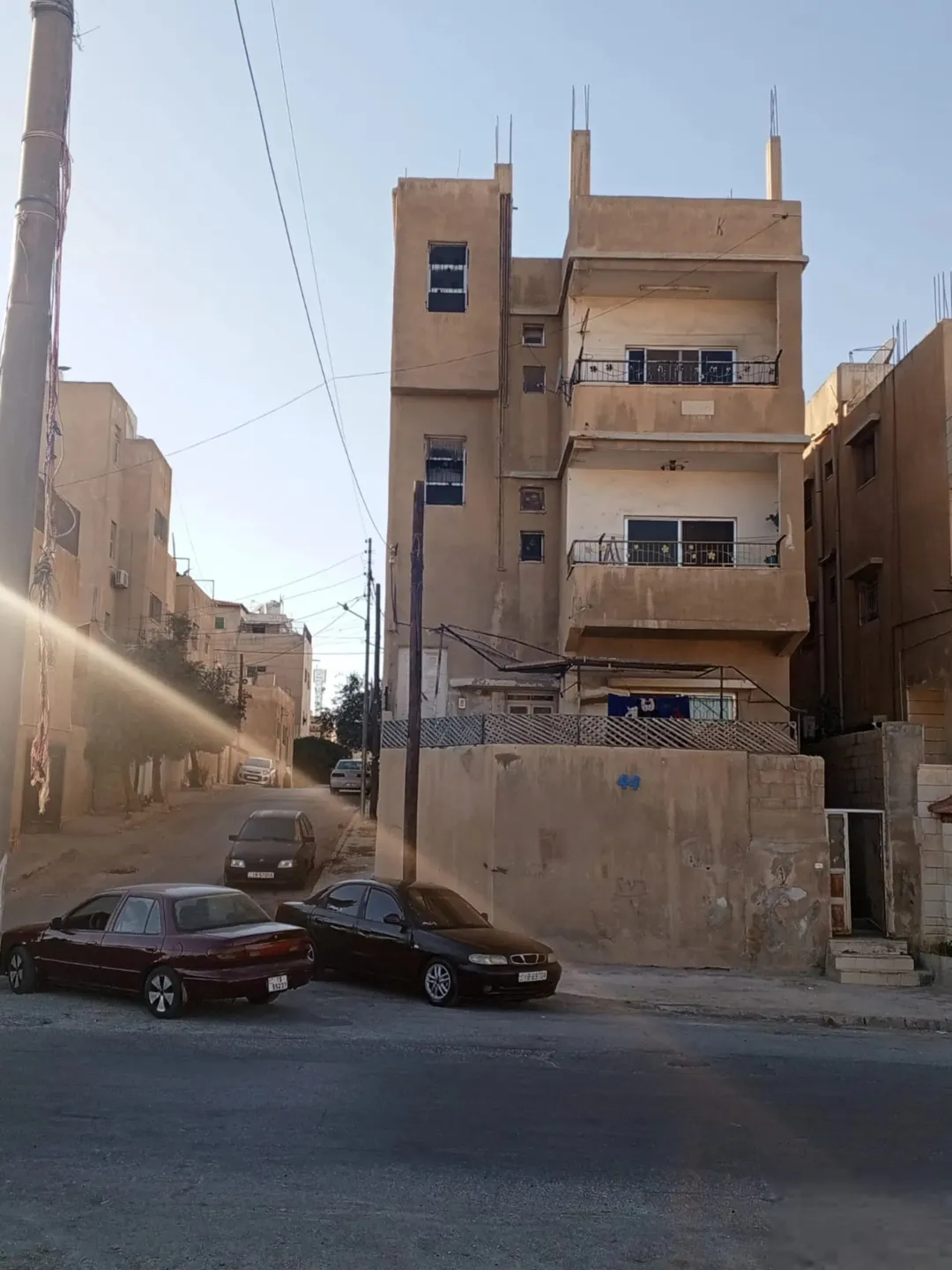 عمارة للبيع في الزرقاء – موقع استراتيجي على الأوتوستراد